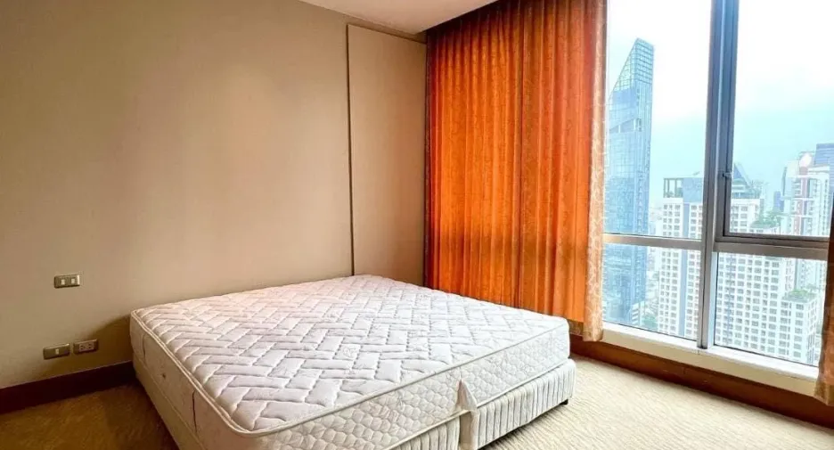 For rent 3 bedrooms condo in Sathon, Bangkok