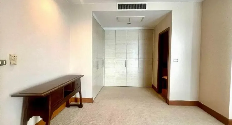 For rent 3 bedrooms condo in Sathon, Bangkok