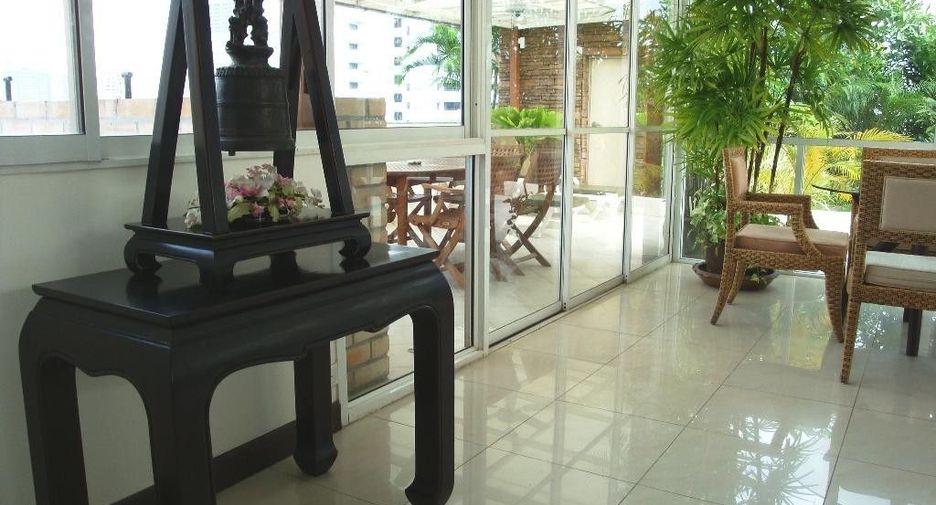 For rent 3 bedrooms condo in Khlong Toei, Bangkok