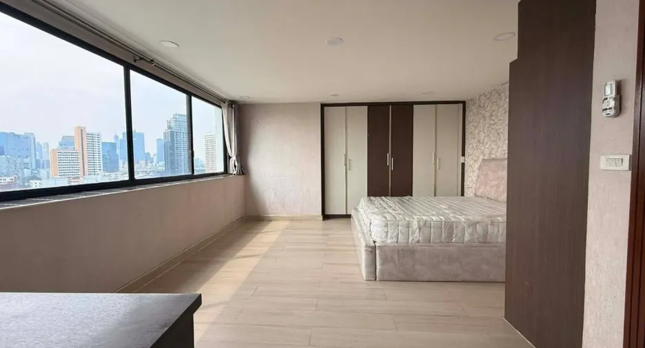 For rent 3 bedrooms condo in Khlong Toei, Bangkok