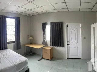 Casa en alquiler de 3 habitaciones en Saphan Sung, Bangkok