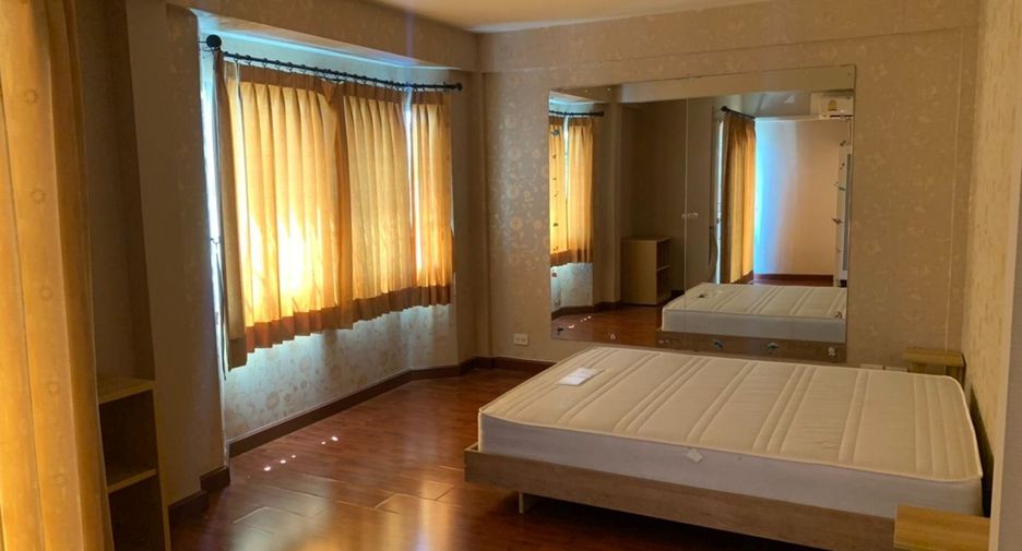 For rent 4 bedrooms townhouse in Mueang Samut Prakan, Samut Prakan