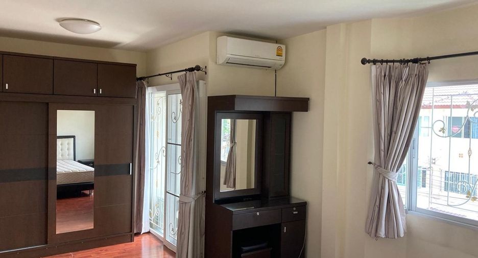 For rent 4 bedrooms townhouse in Mueang Samut Prakan, Samut Prakan