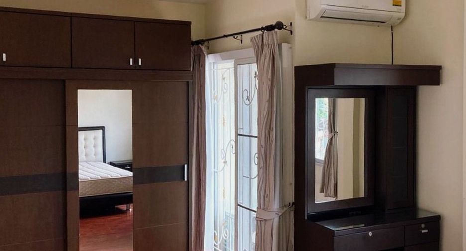 For rent 4 bedrooms townhouse in Mueang Samut Prakan, Samut Prakan