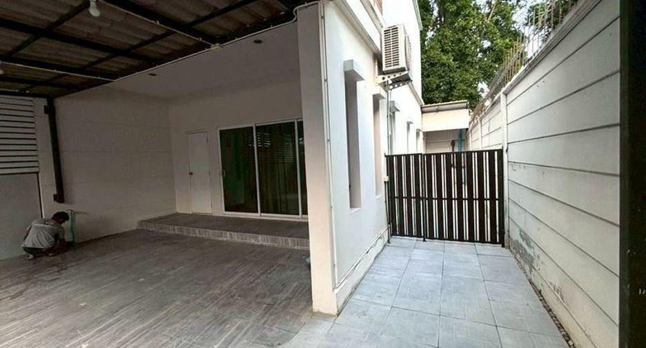 For rent 3 bedrooms townhouse in Suan Luang, Bangkok