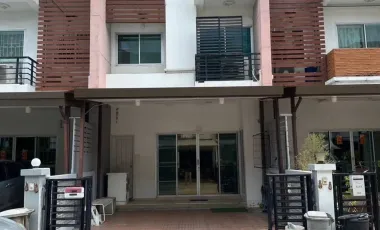 Casa adosada en alquiler de 4 habitaciones en Suan Luang, Bangkok