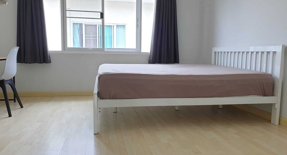 For rent 3 bedrooms townhouse in Yan Nawa, Bangkok