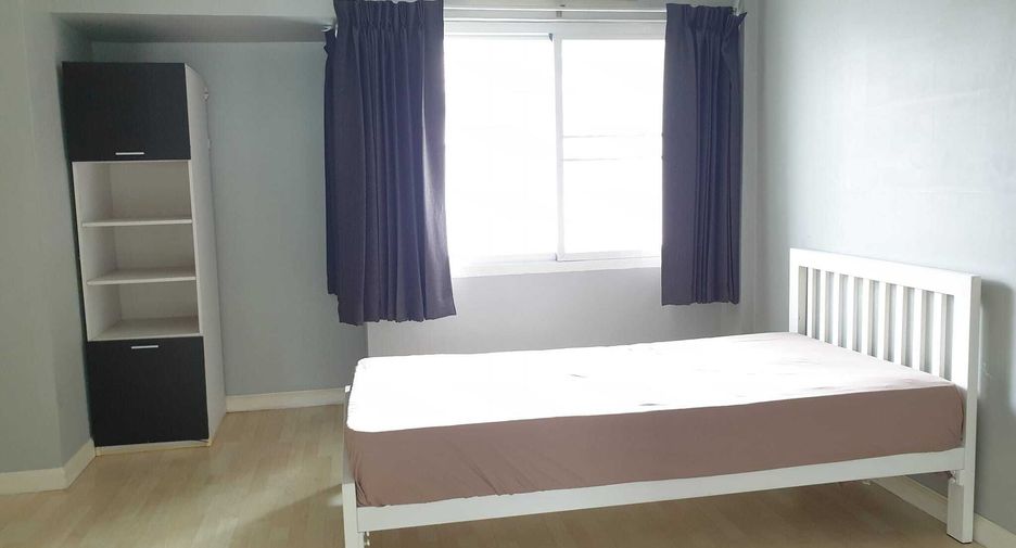 For rent 3 bedrooms townhouse in Yan Nawa, Bangkok