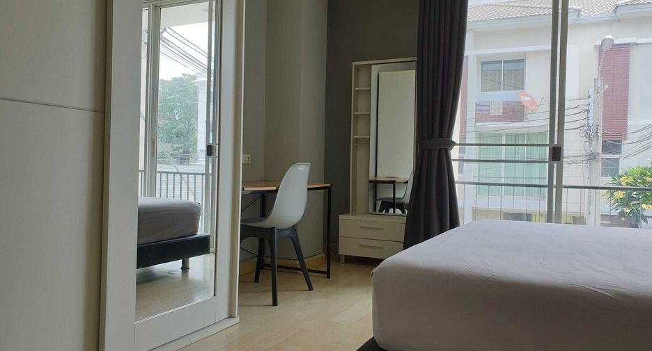 For rent 3 bedrooms townhouse in Yan Nawa, Bangkok