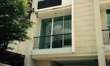 For rent 3 bedrooms townhouse in Yan Nawa, Bangkok