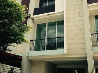 For rent 3 bedrooms townhouse in Yan Nawa, Bangkok