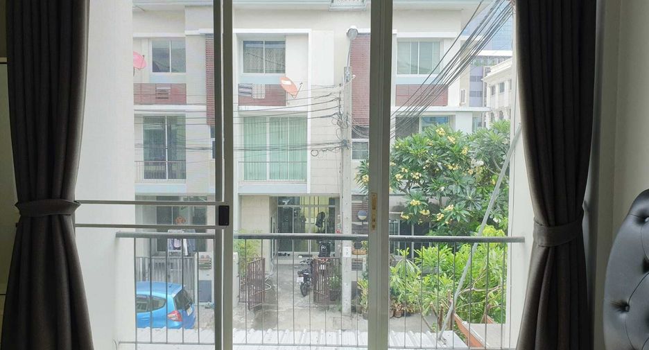 For rent 3 bedrooms townhouse in Yan Nawa, Bangkok