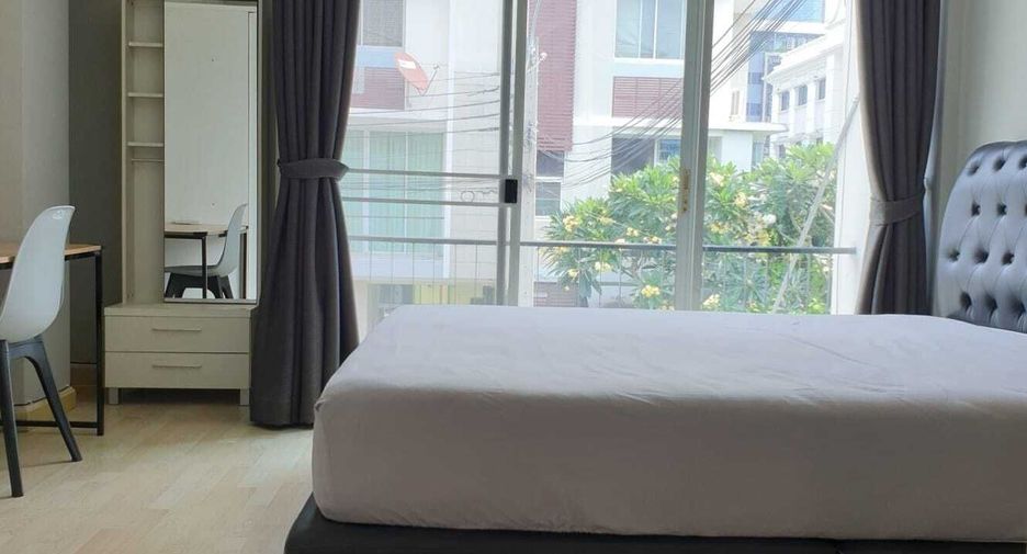 For rent 3 bedrooms townhouse in Yan Nawa, Bangkok