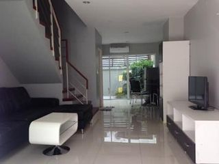 For rent 3 bedrooms townhouse in Yan Nawa, Bangkok