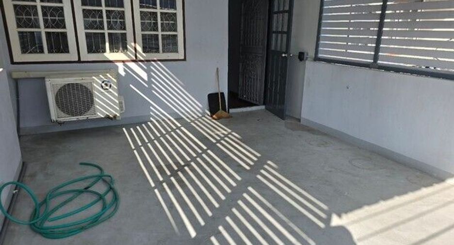 For rent 2 bedrooms townhouse in Wang Thonglang, Bangkok