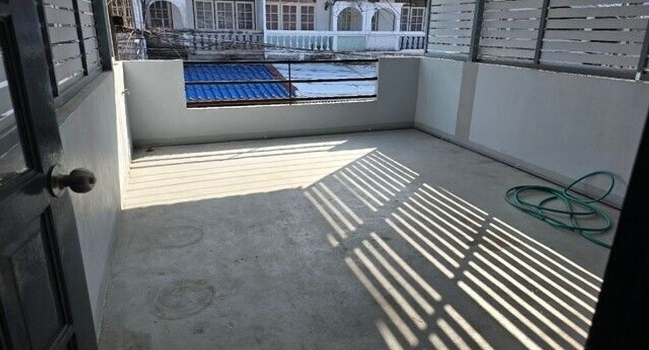 For rent 2 bedrooms townhouse in Wang Thonglang, Bangkok