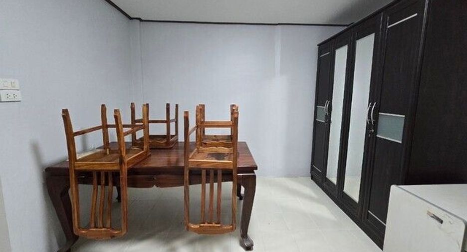 For rent 2 bedrooms townhouse in Wang Thonglang, Bangkok