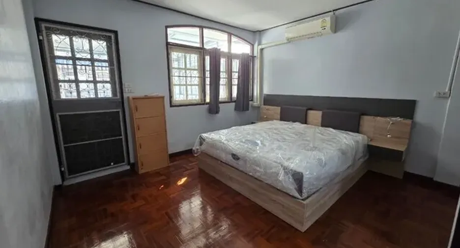 For rent 2 bedrooms townhouse in Wang Thonglang, Bangkok