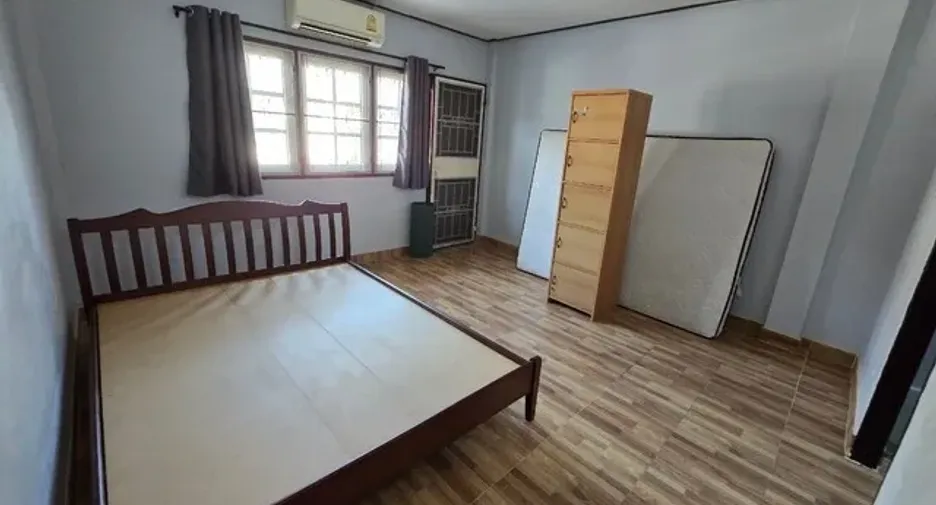 For rent 2 bedrooms townhouse in Wang Thonglang, Bangkok