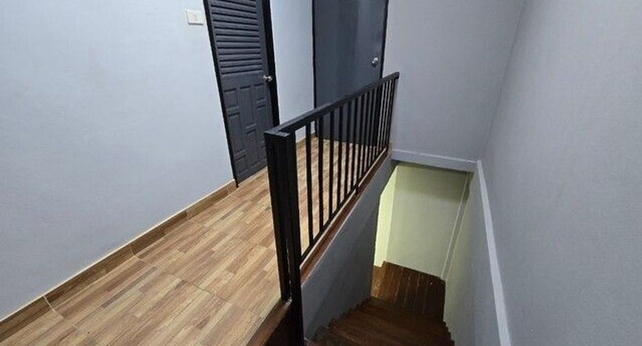 For rent 2 bedrooms townhouse in Wang Thonglang, Bangkok