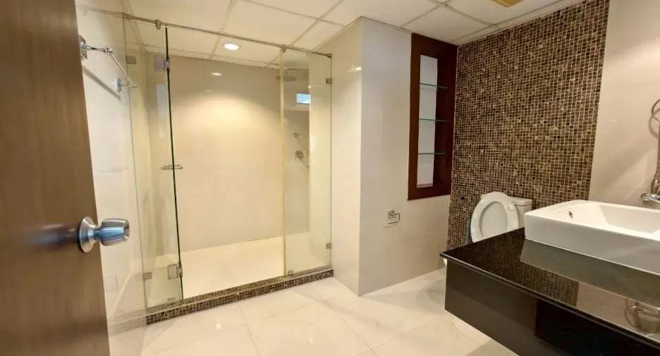 For rent 3 ベッドルーム apartment in Khlong Toei, Bangkok