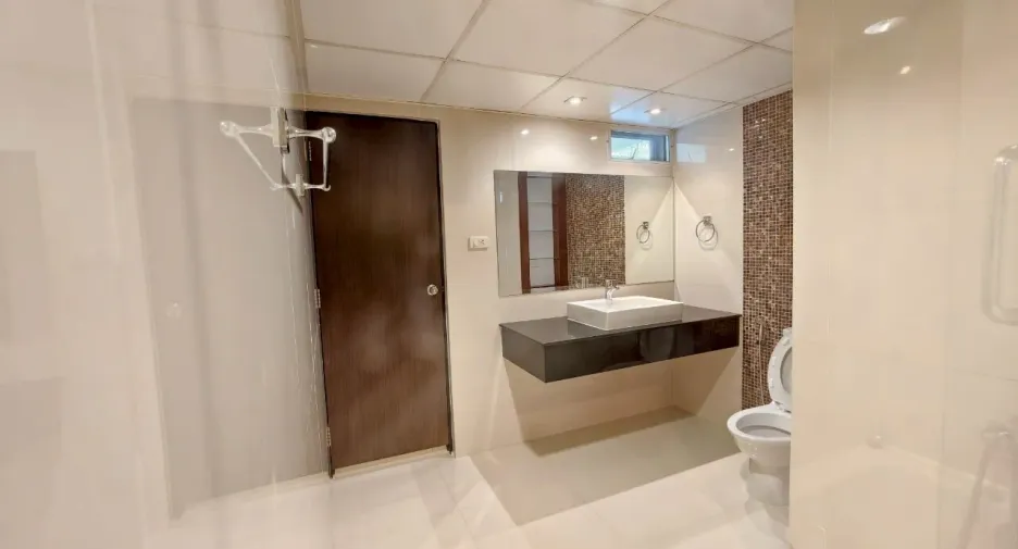 For rent 3 ベッドルーム apartment in Khlong Toei, Bangkok