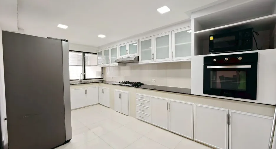 For rent 3 ベッドルーム apartment in Khlong Toei, Bangkok