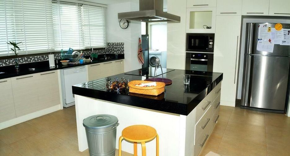For rent 2 bedrooms condo in Khlong Toei, Bangkok