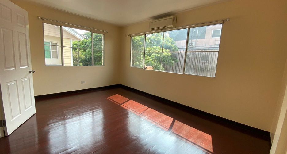 For rent 4 bedrooms townhouse in Bang Khen, Bangkok