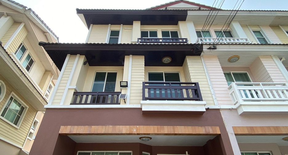 For rent 4 bedrooms townhouse in Bang Khen, Bangkok