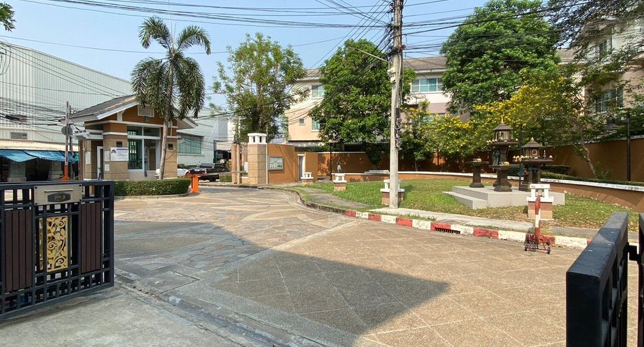 For rent 4 bedrooms townhouse in Bang Khen, Bangkok