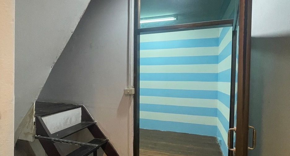 For rent 3 bedrooms townhouse in Bang Rak, Bangkok