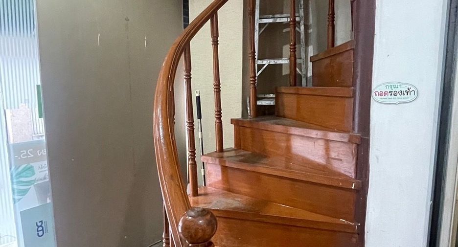 For rent 3 bedrooms townhouse in Bang Rak, Bangkok