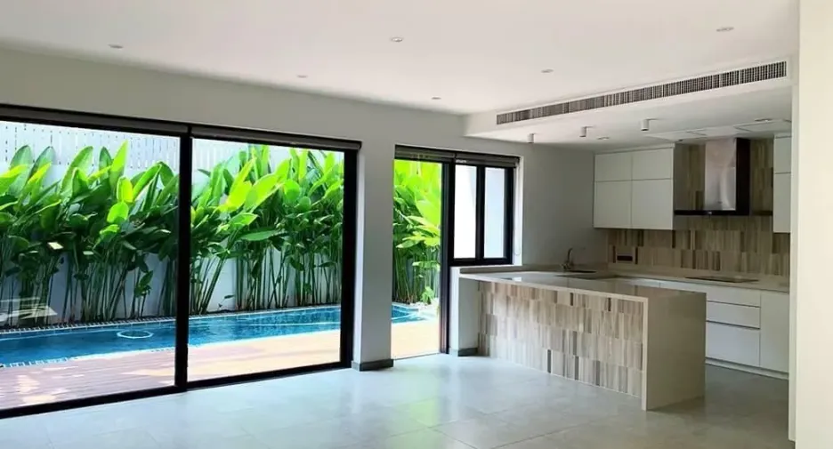 For rent 4 bedrooms villa in Watthana, Bangkok