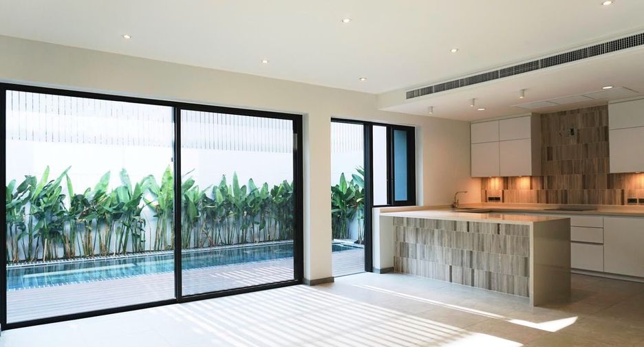 For rent 4 bedrooms villa in Watthana, Bangkok