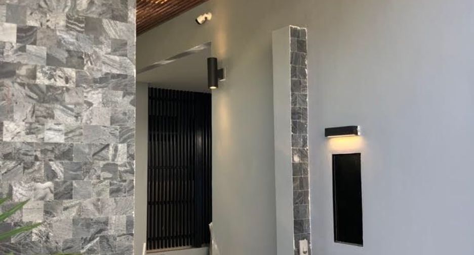 For rent 4 bedrooms villa in Watthana, Bangkok