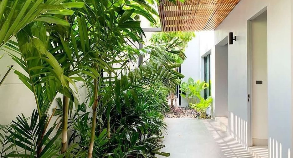 For rent 4 bedrooms villa in Watthana, Bangkok