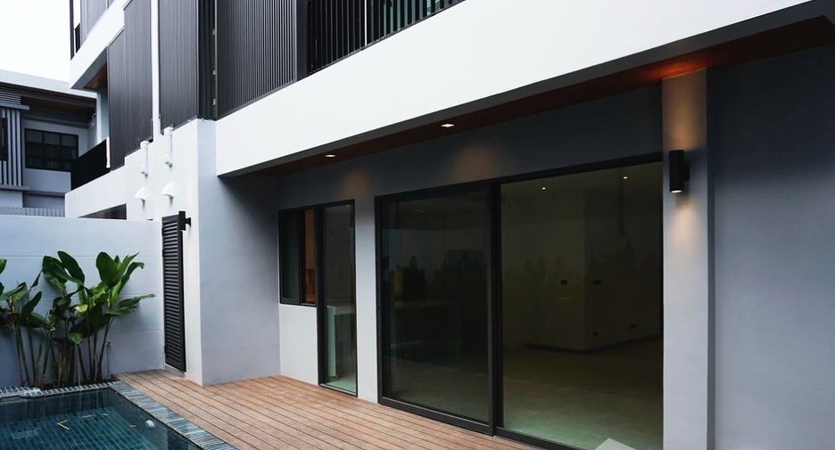 For rent 4 bedrooms villa in Watthana, Bangkok