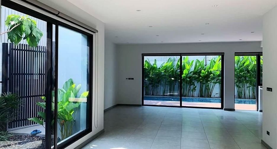 For rent 4 bedrooms villa in Watthana, Bangkok