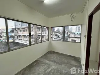 Reihenhaus zur Miete mit 3 Zimmer in Khlong Toei, Bangkok