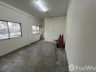 Reihenhaus zur Miete mit 3 Zimmer in Khlong Toei, Bangkok