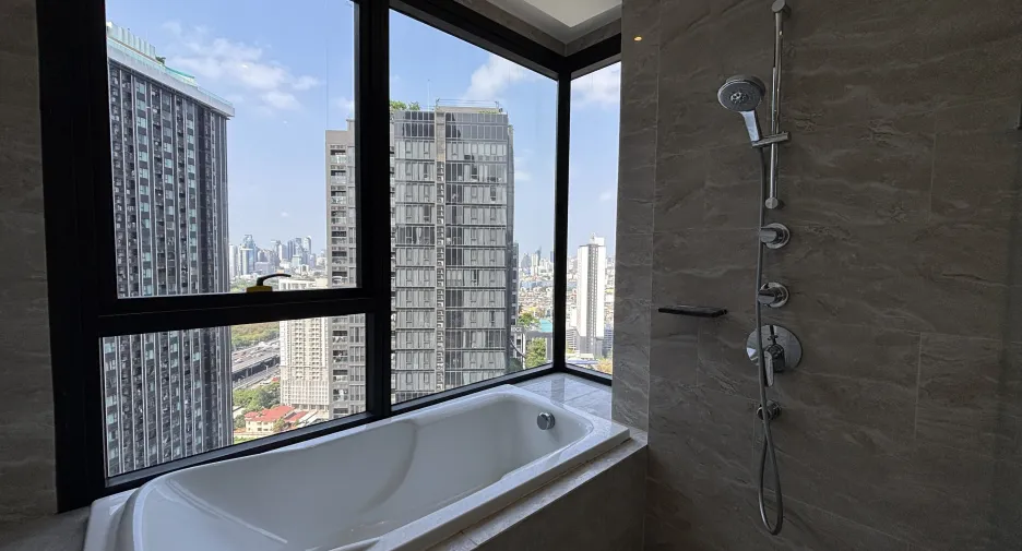 For rent 2 bedrooms condo in Huai Khwang, Bangkok