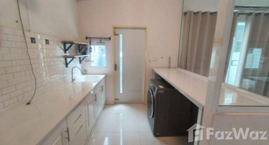 For rent 3 bedrooms townhouse in Mueang Samut Prakan, Samut Prakan
