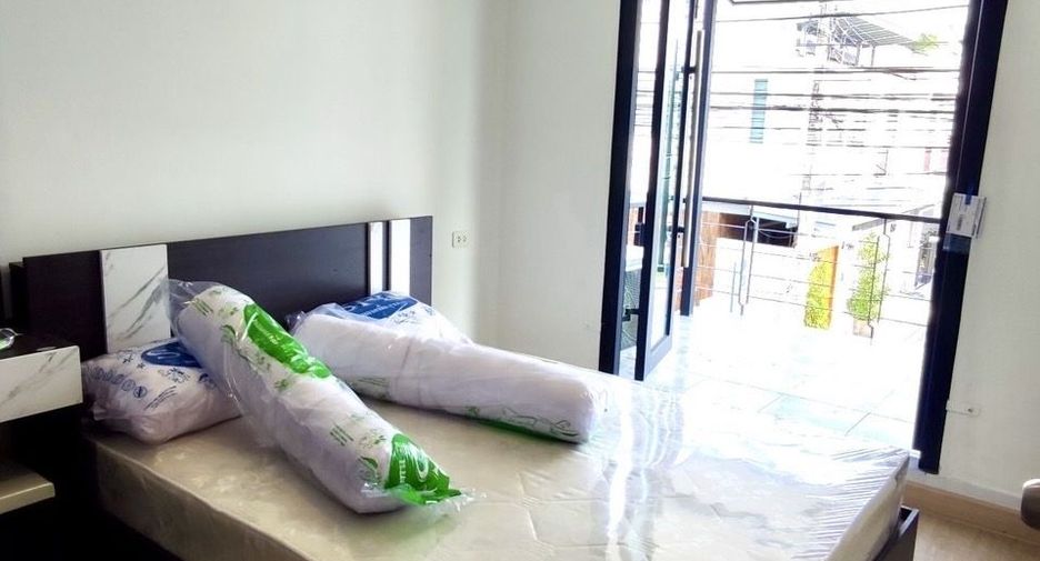 For rent 3 bedrooms townhouse in Lat Phrao, Bangkok