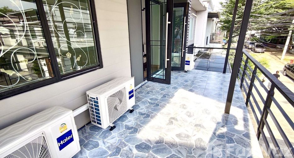For rent 3 bedrooms townhouse in Lat Phrao, Bangkok