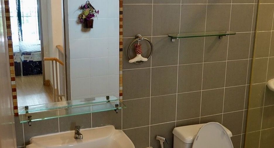 For rent 3 bedrooms townhouse in Lat Phrao, Bangkok