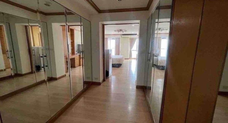 For rent 3 bedrooms condo in Sathon, Bangkok