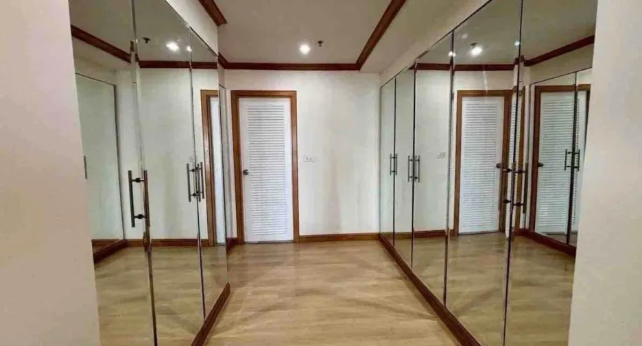 For rent 3 bedrooms condo in Sathon, Bangkok