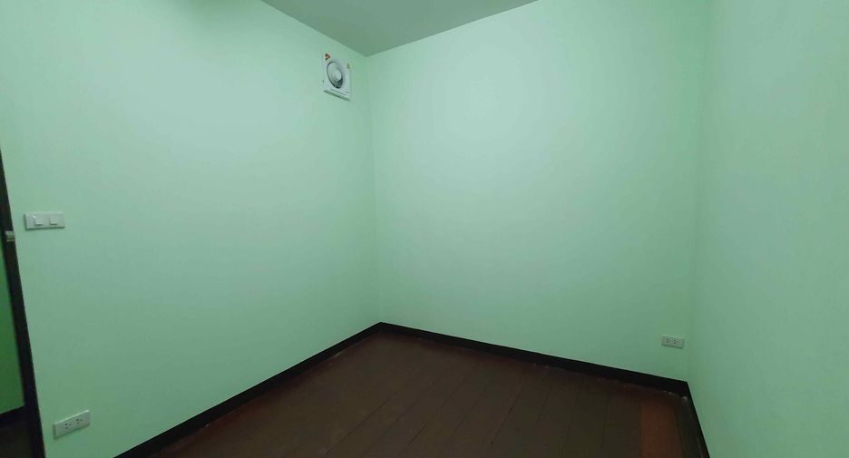 For rent 3 bedrooms retail Space in Khlong Toei, Bangkok