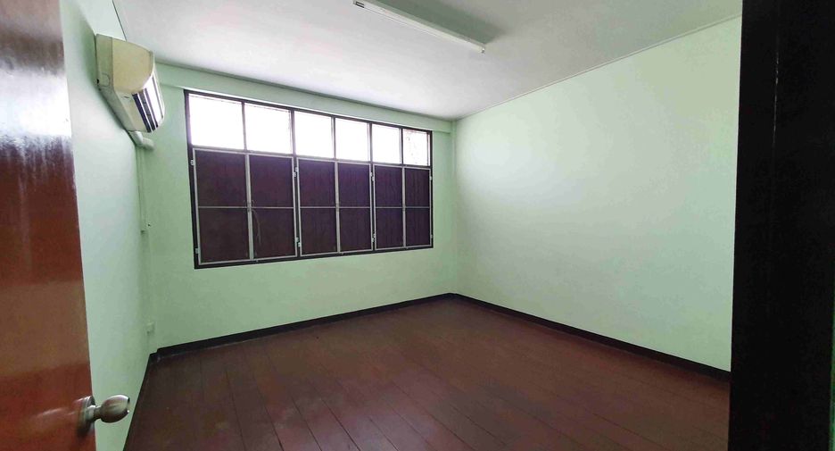 For rent 3 bedrooms retail Space in Khlong Toei, Bangkok